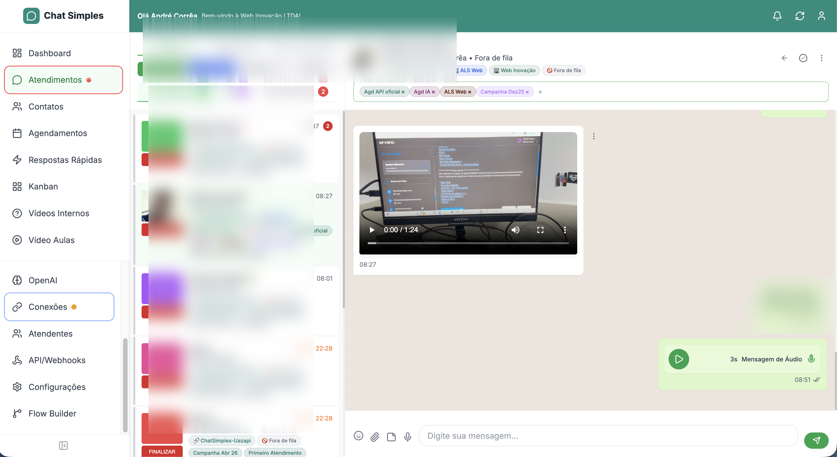 Tela de atendimentos do Chat Simples — abas Atendendo/Aguardando/Resolvidas com lista de tickets, conversa ativa, vídeo, áudio e tags